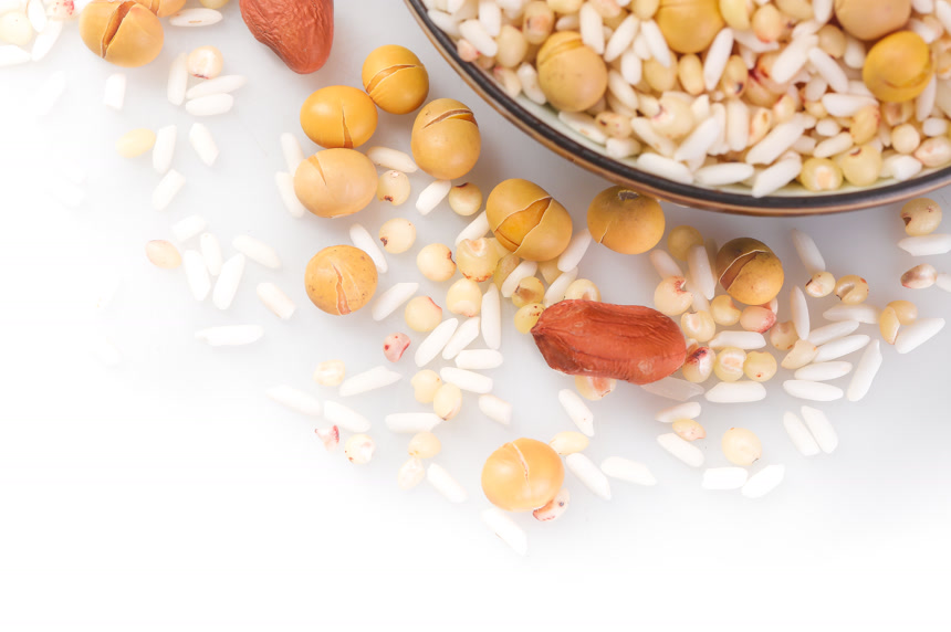 白底上的花生五谷豆浆