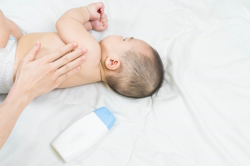 妈妈正在给婴儿身上涂乳霜身体护肤婴幼儿产品宣传