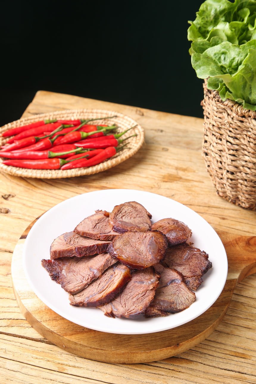 盘子里的卤牛肉