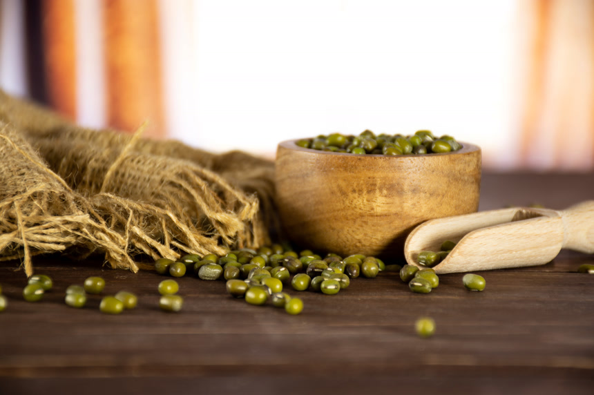 木质桌面上的绿豆、木碗    产品宣传图