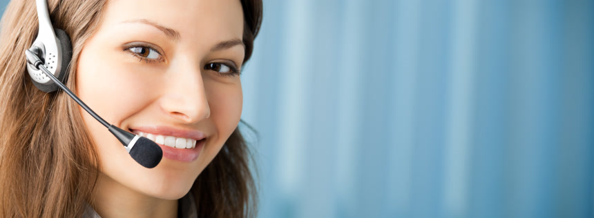 性格开朗微笑服务的女电话客服特写