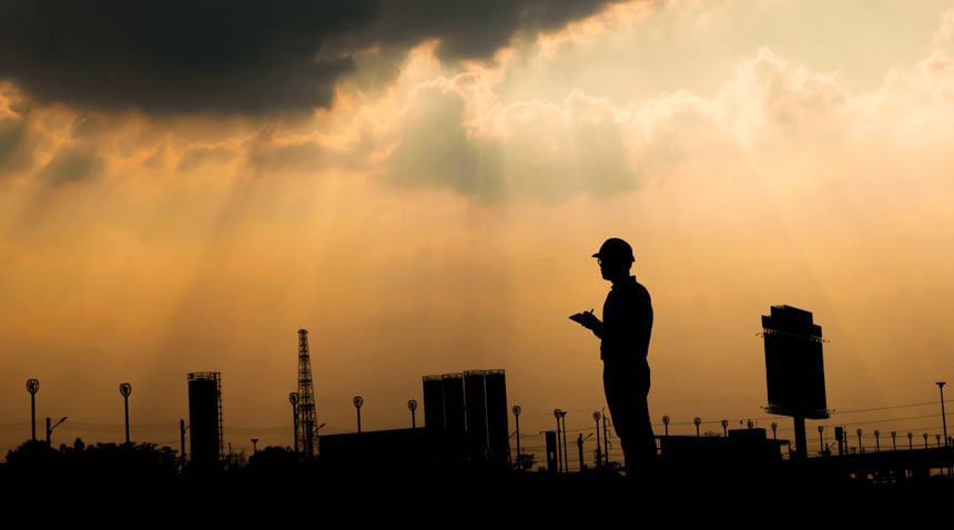 日出时工程师在工地上做登记建筑行业