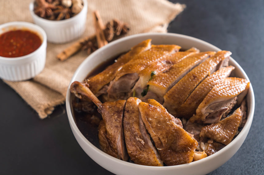 装在盘子里的切片酱鸭食品摄影