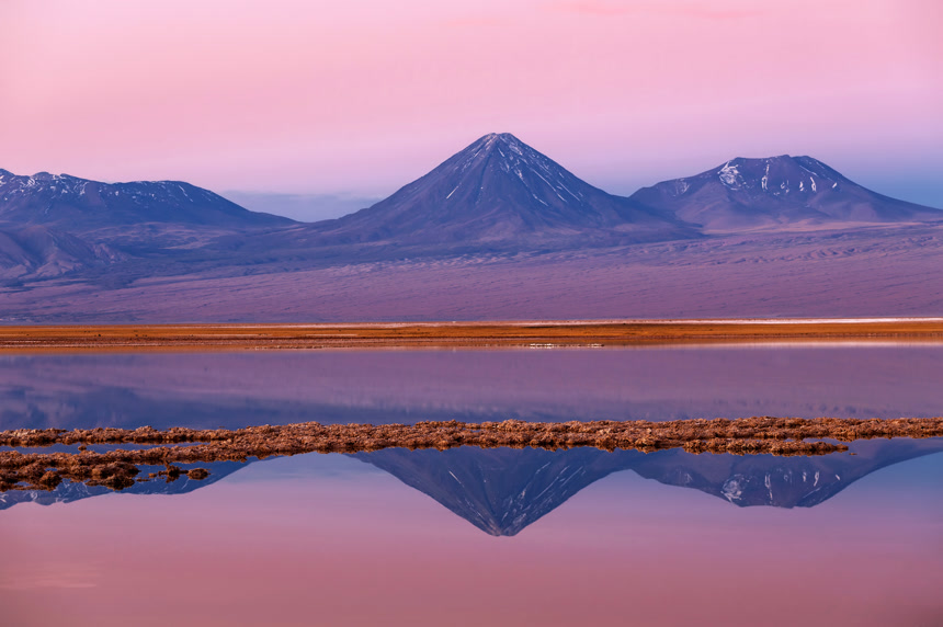 清晨拍摄的智利阿塔卡马的米斯坎蒂泻湖旅游风光