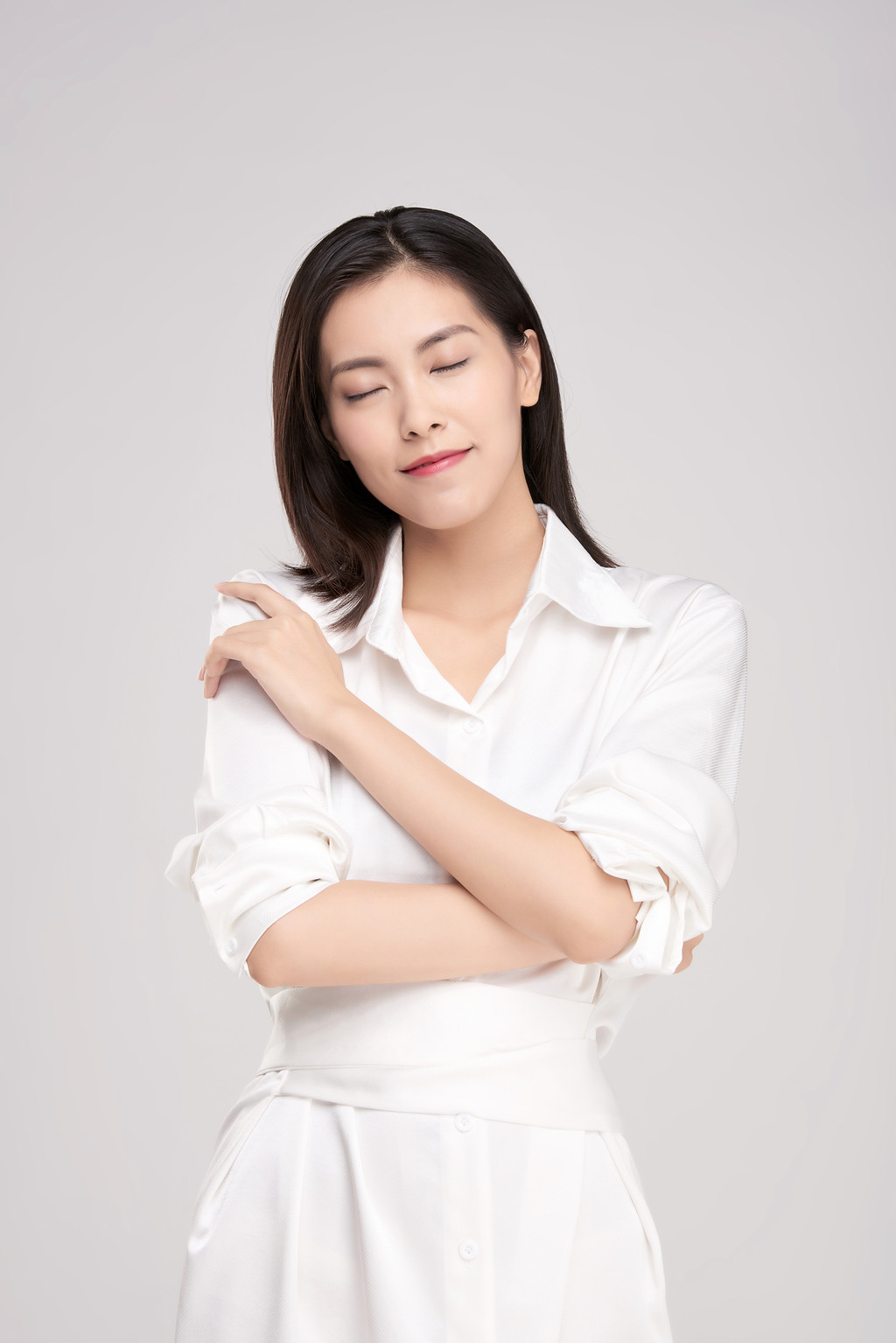 模特穿着白色连衣裙背景图片