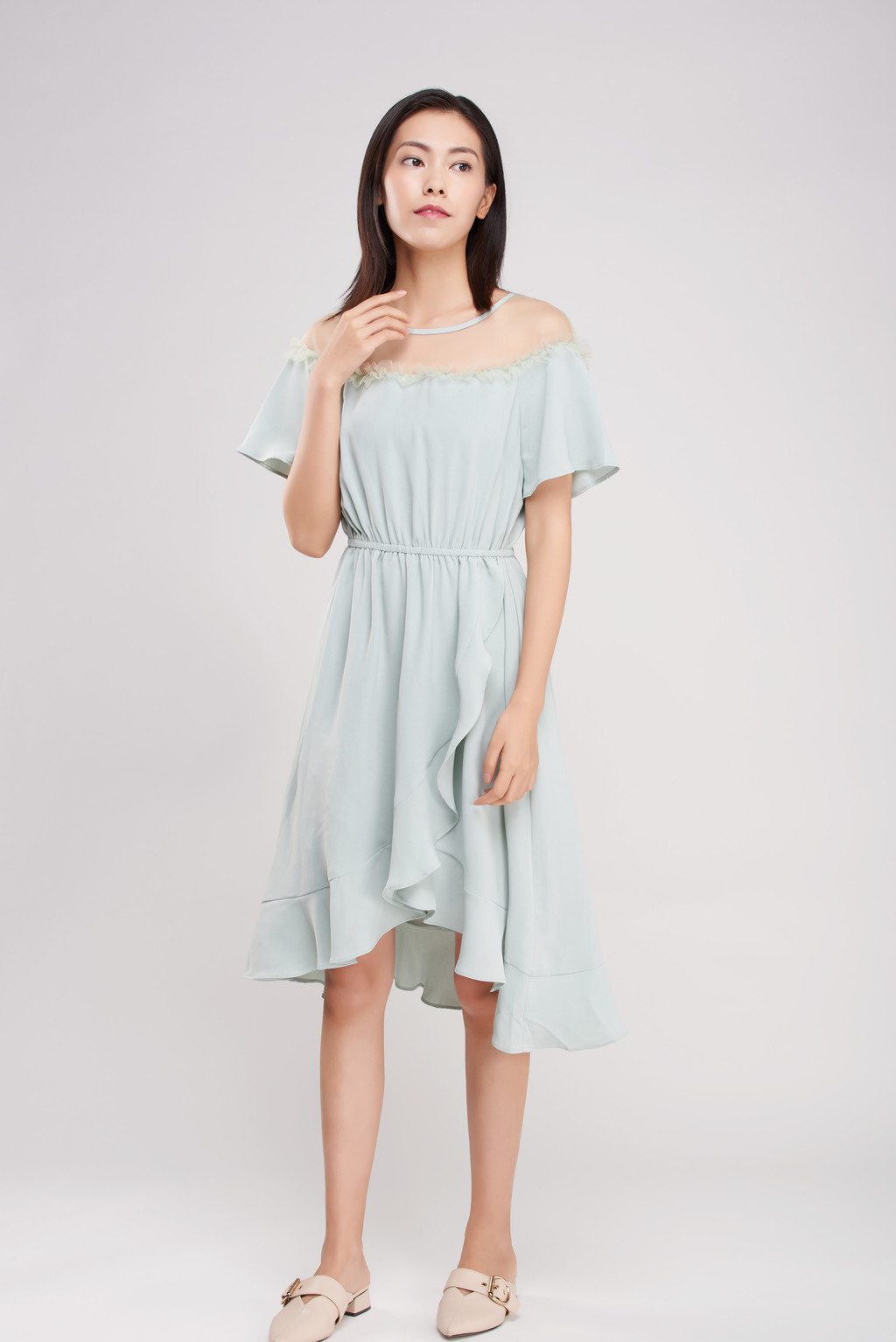 浅绿色服装模特全身像背景图片