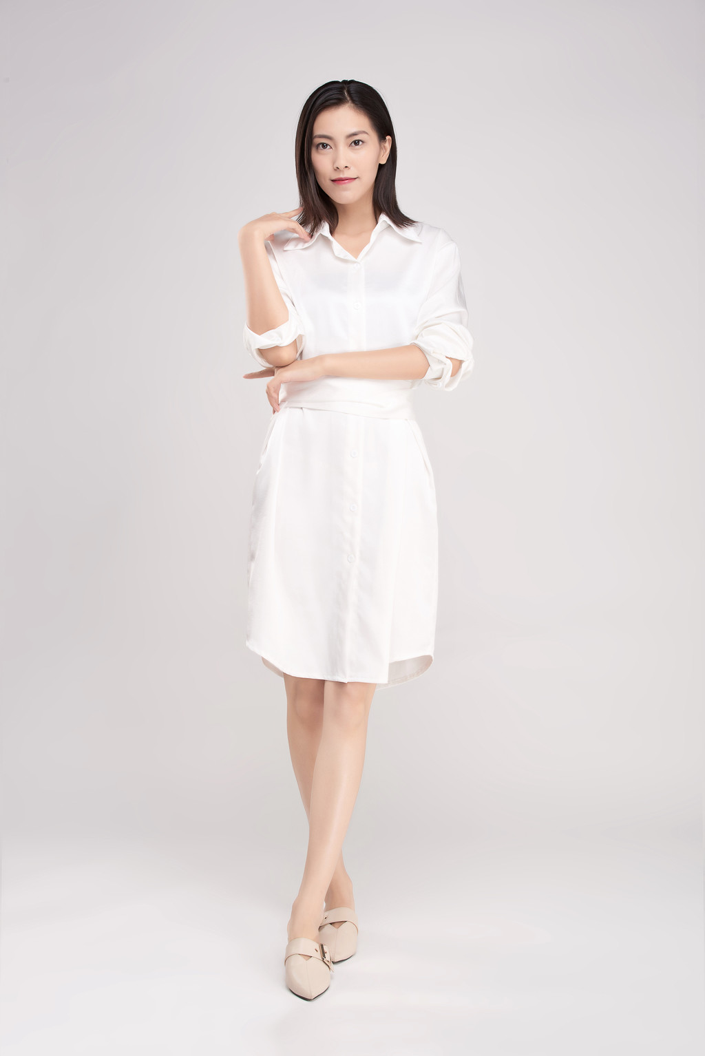 白色服装少女影棚人像背景图片