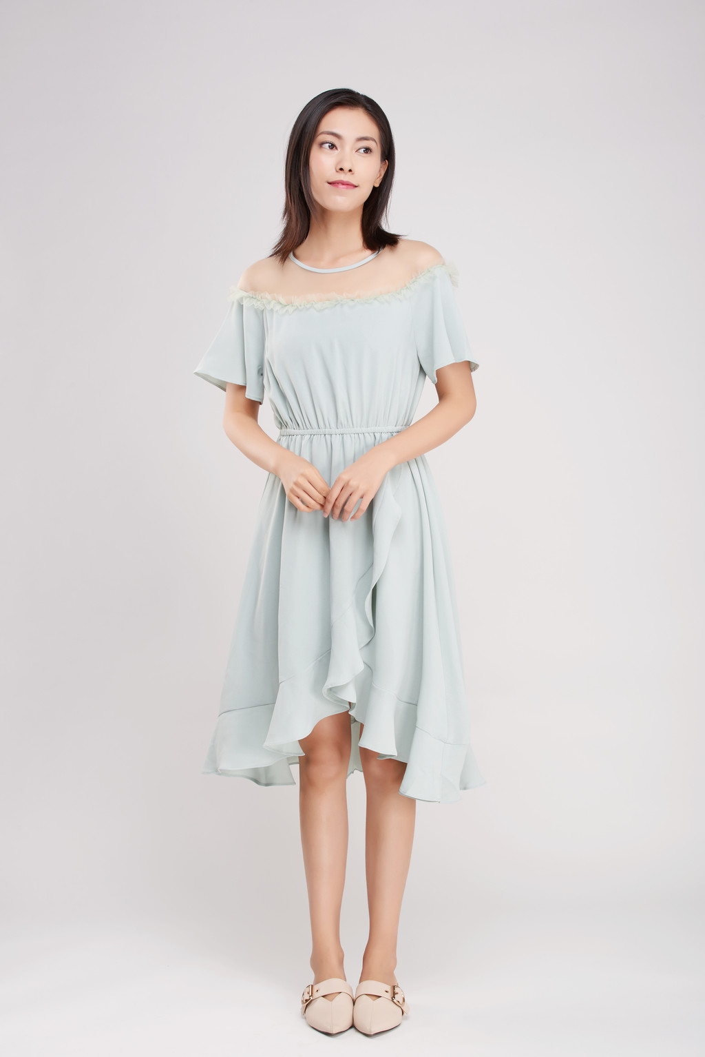 浅绿色服装模特全身像背景图片