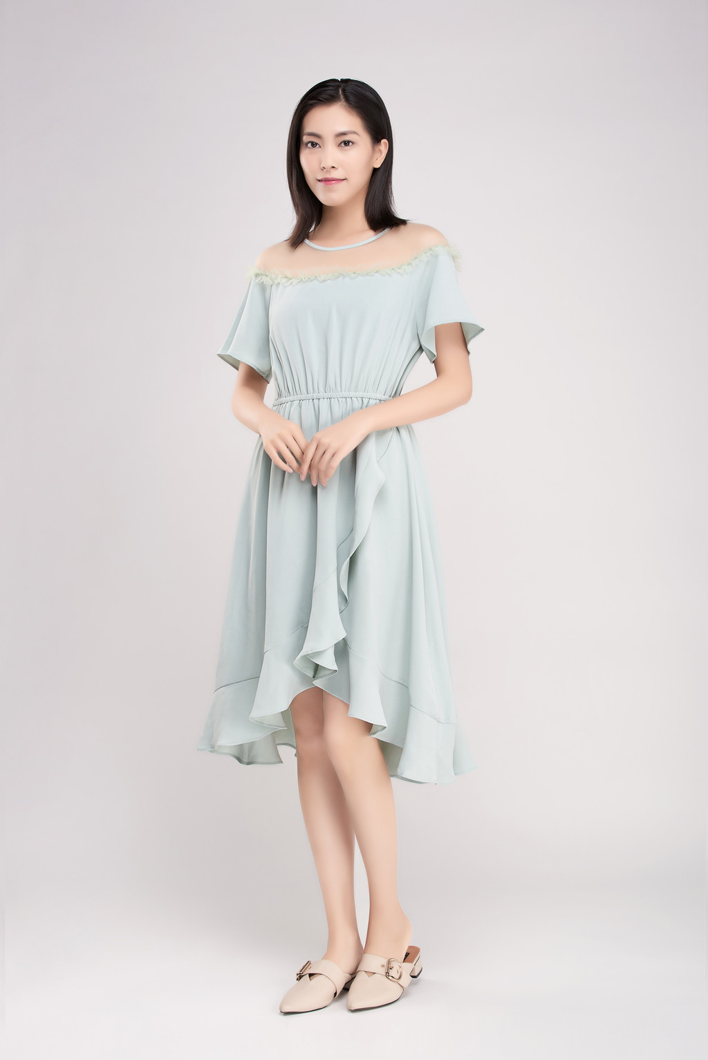 浅绿色服装模特全身像背景图片