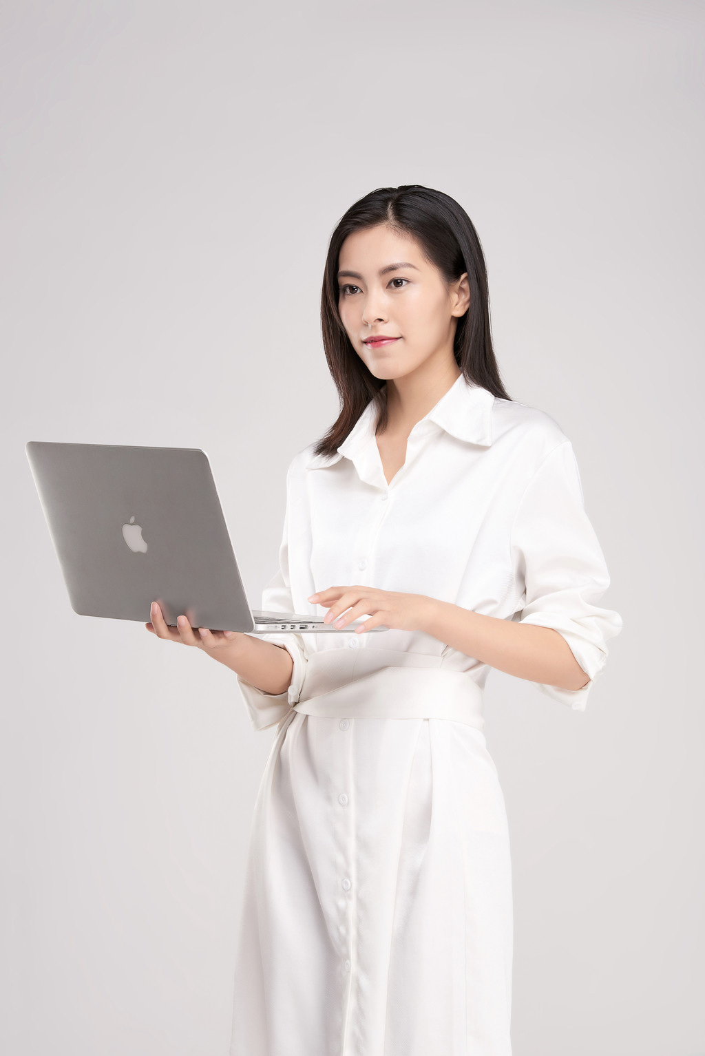 商务女性穿着连衣裙拿着电脑背景图片