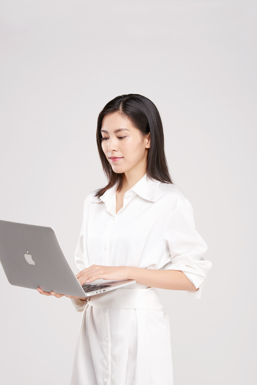 商务女性穿着连衣裙拿着电脑背景图片