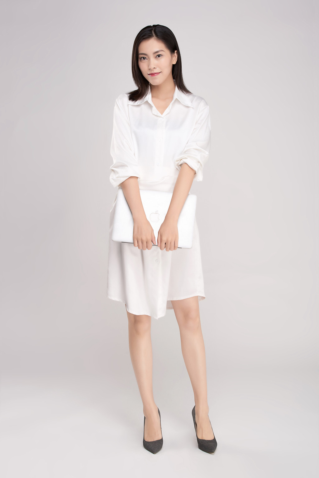 商务女性穿着连衣裙拿着电脑背景图片