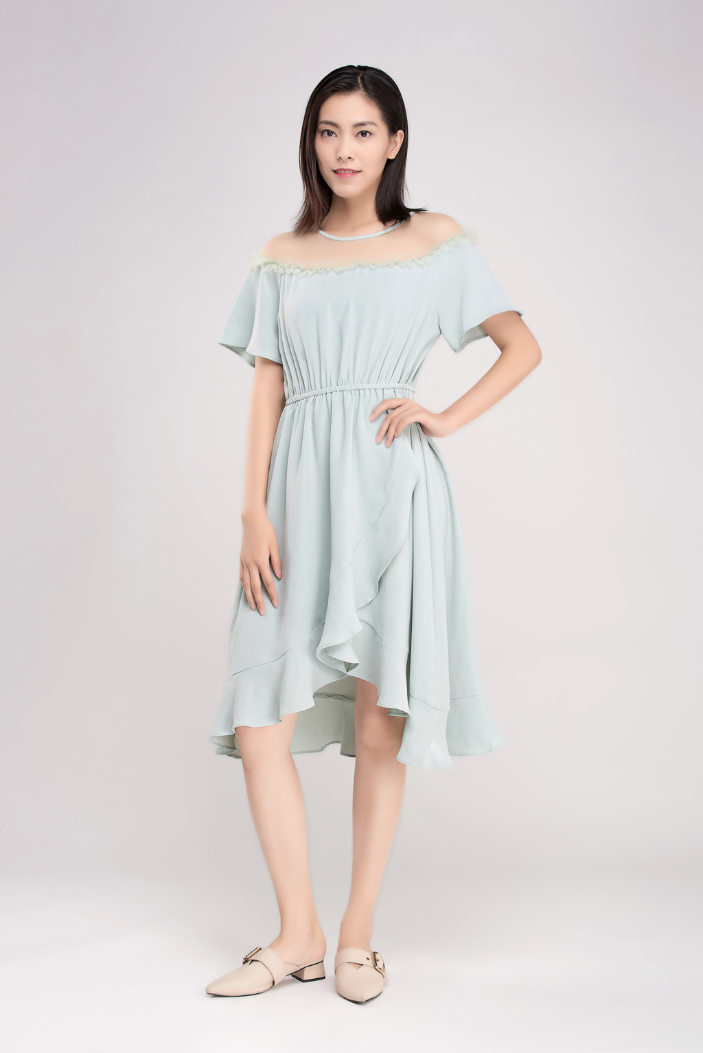 浅绿色服装模特全身像背景图片