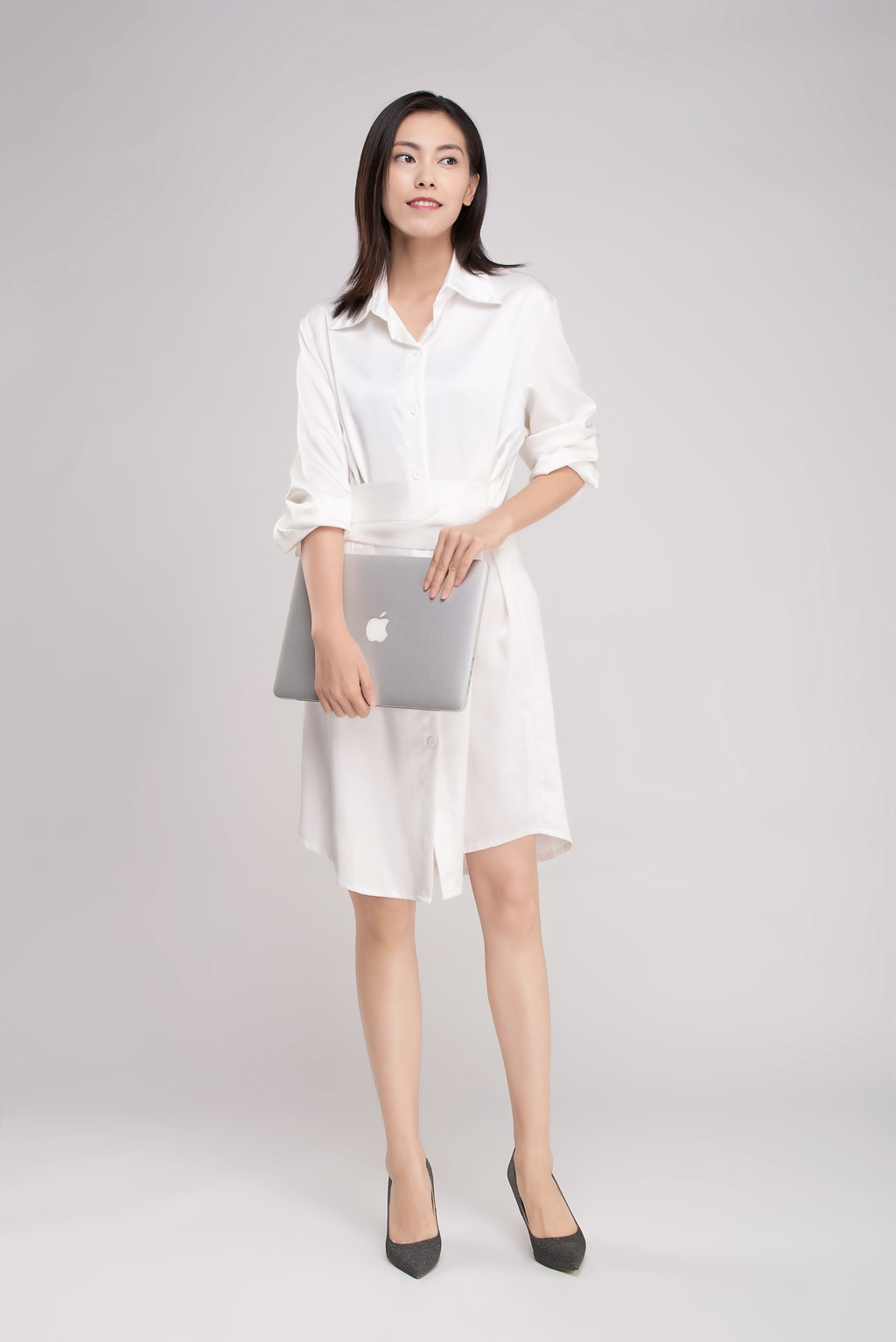 商务女性穿着连衣裙拿着电脑背景图片