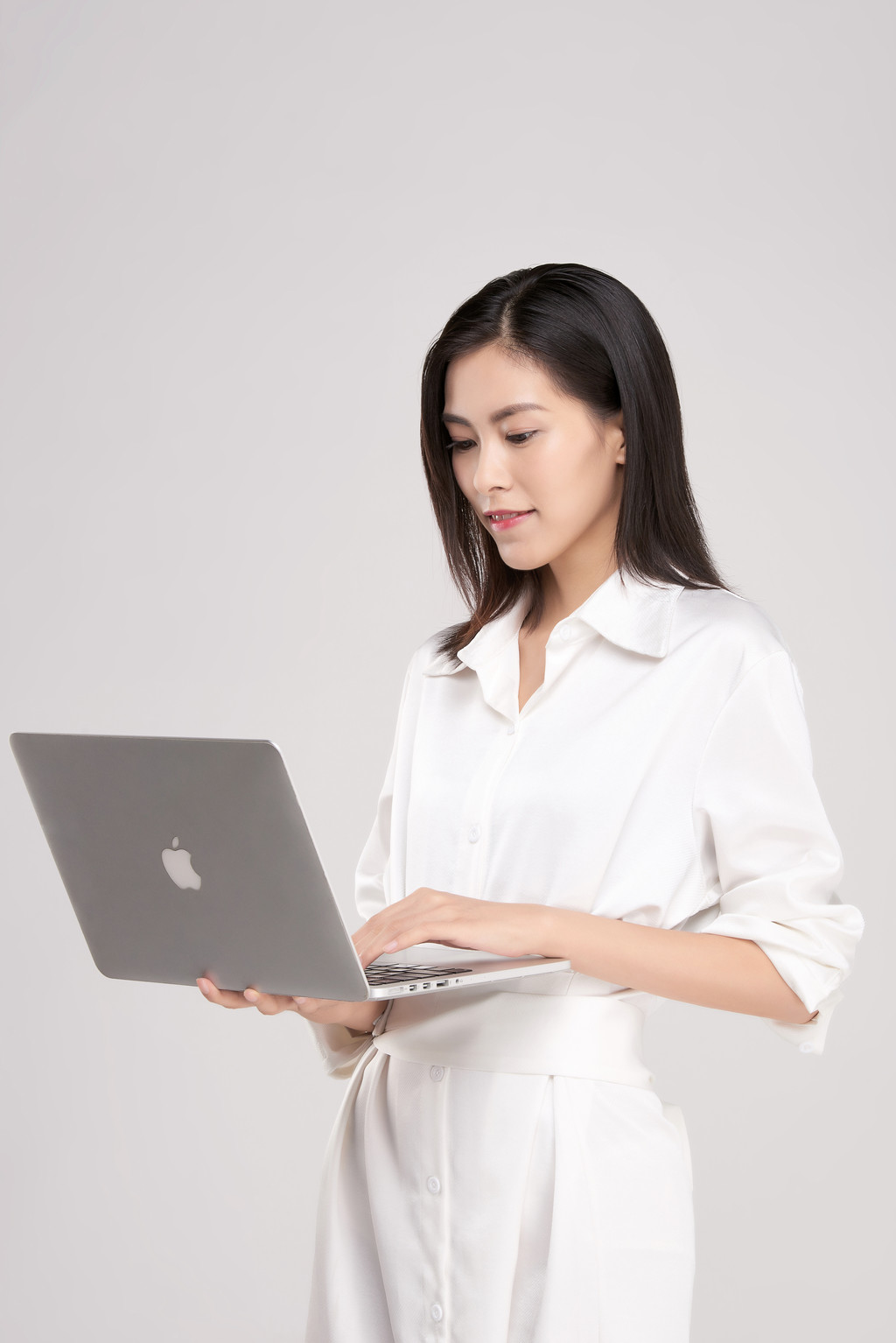 商务女性穿着连衣裙拿着电脑背景图片