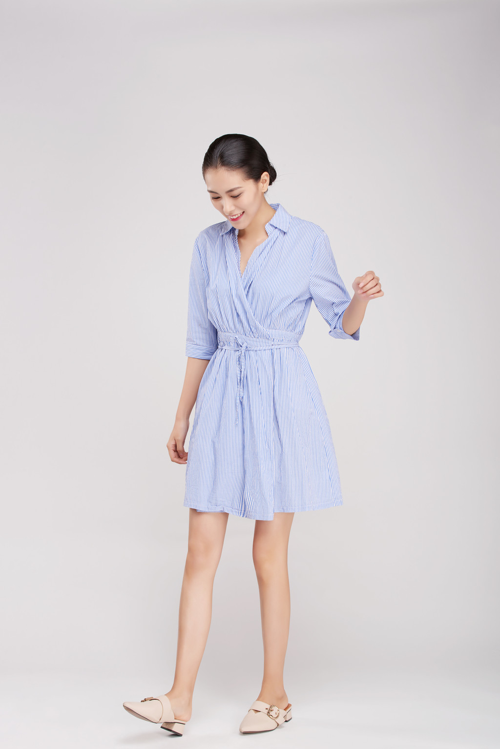 女性穿着蓝色连衣裙背景图片