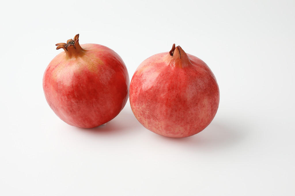 红色新鲜石榴水果美食背景图片