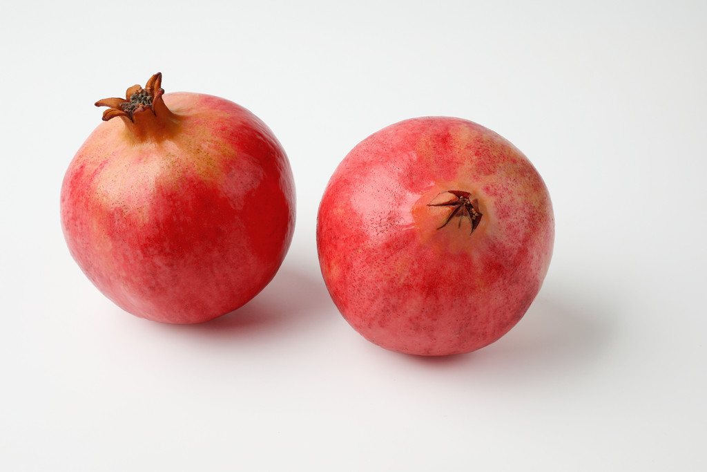 红色新鲜石榴水果美食背景图片