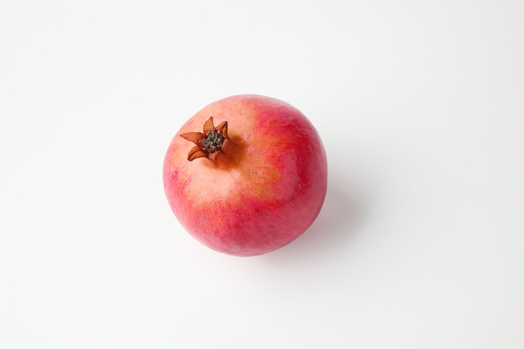 红色新鲜石榴水果美食背景图片