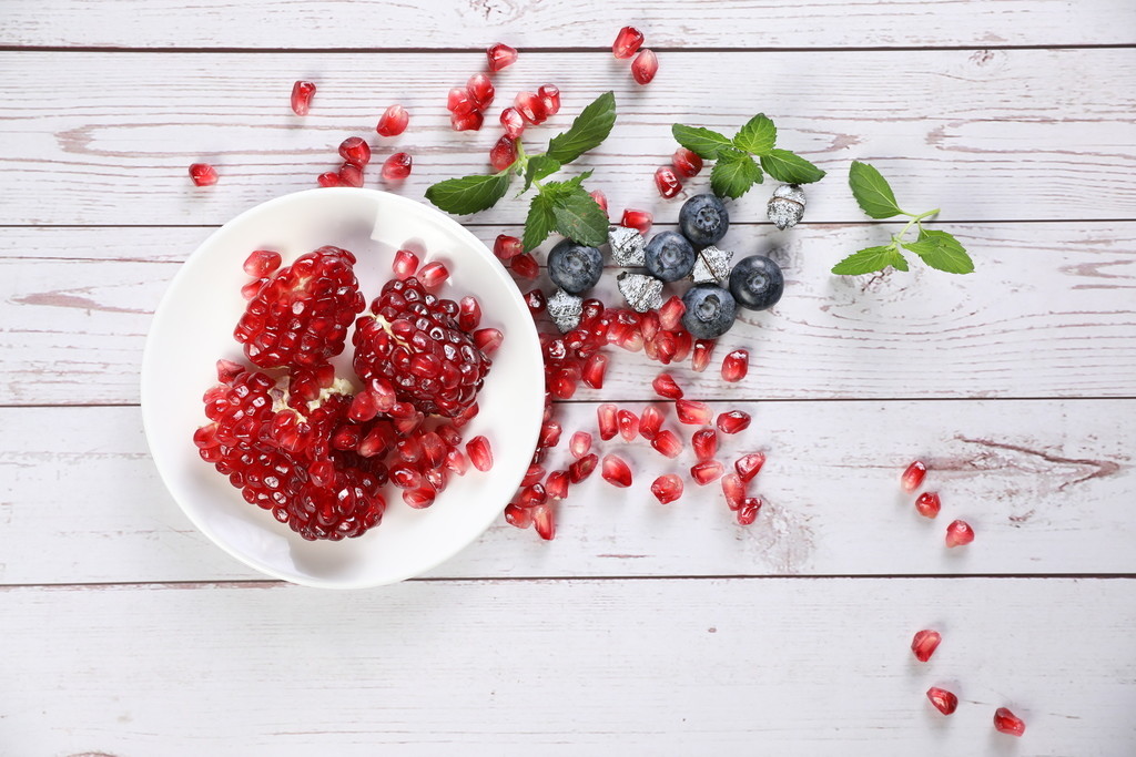 木纹底文艺小清新石榴背景图片