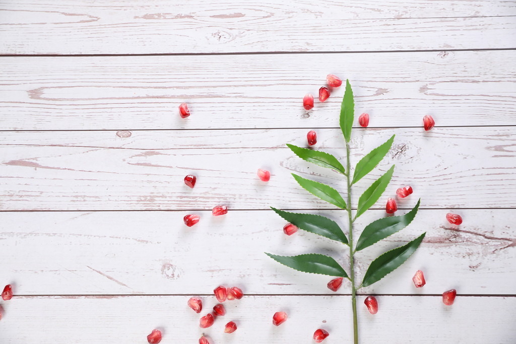 木纹底文艺小清新石榴背景图片