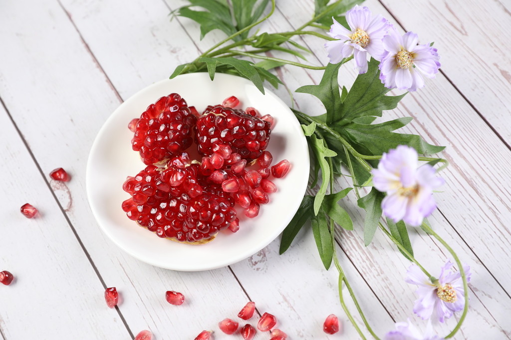 木纹底文艺小清新石榴背景图片