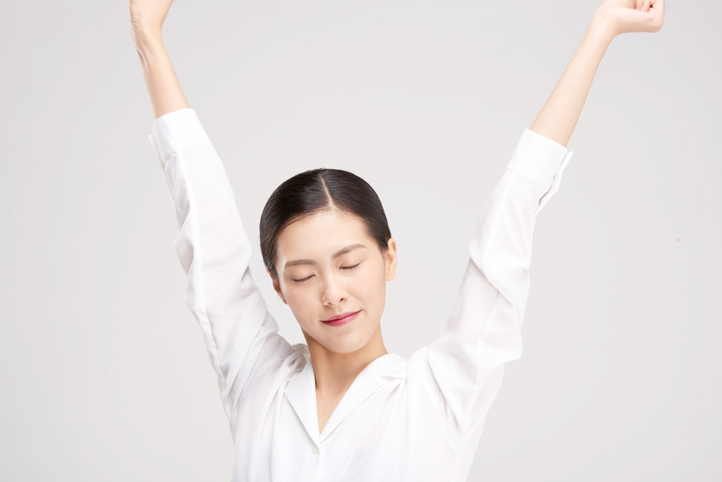 商务职业女性伸懒腰背景图片