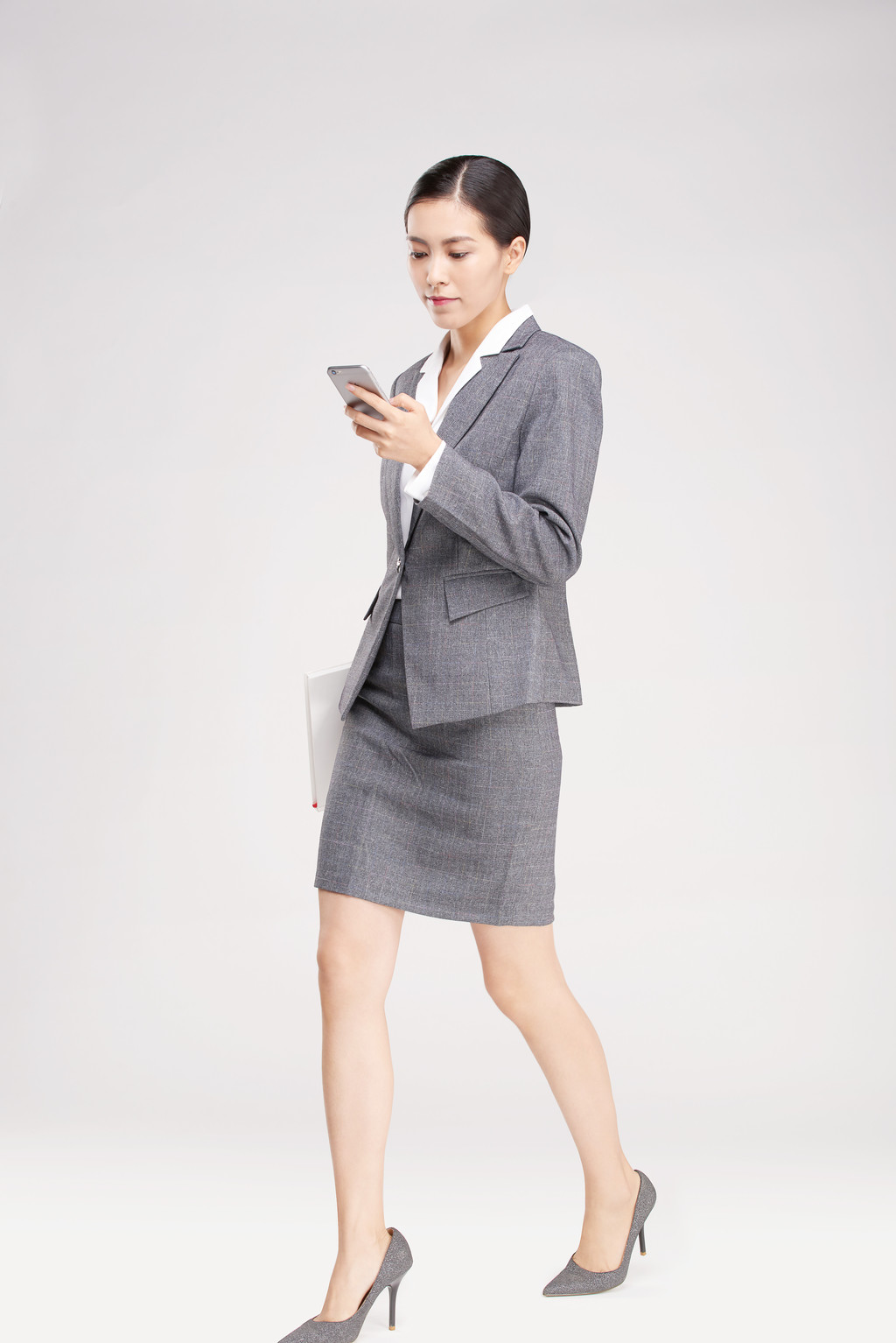 商务女性全身像背景图片