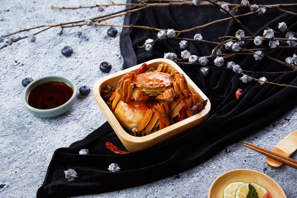 黄色诱人大闸蟹背景图片