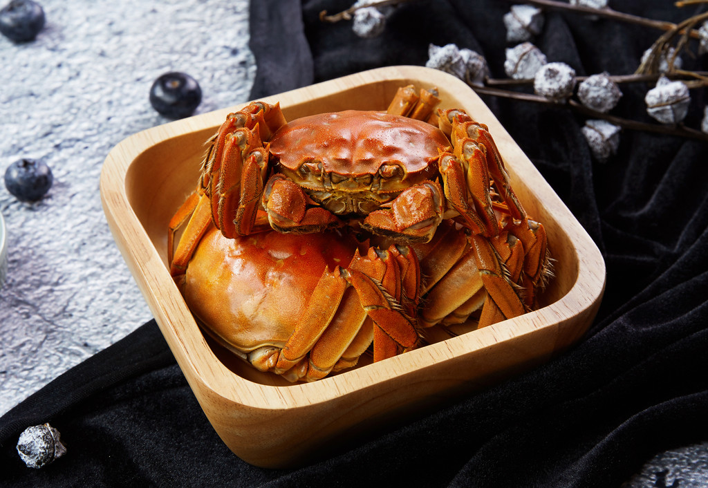 黄色诱人大闸蟹背景图片