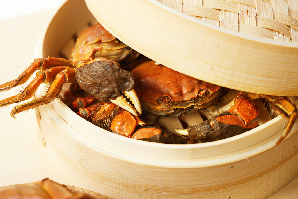 黄色诱人大闸蟹背景图片