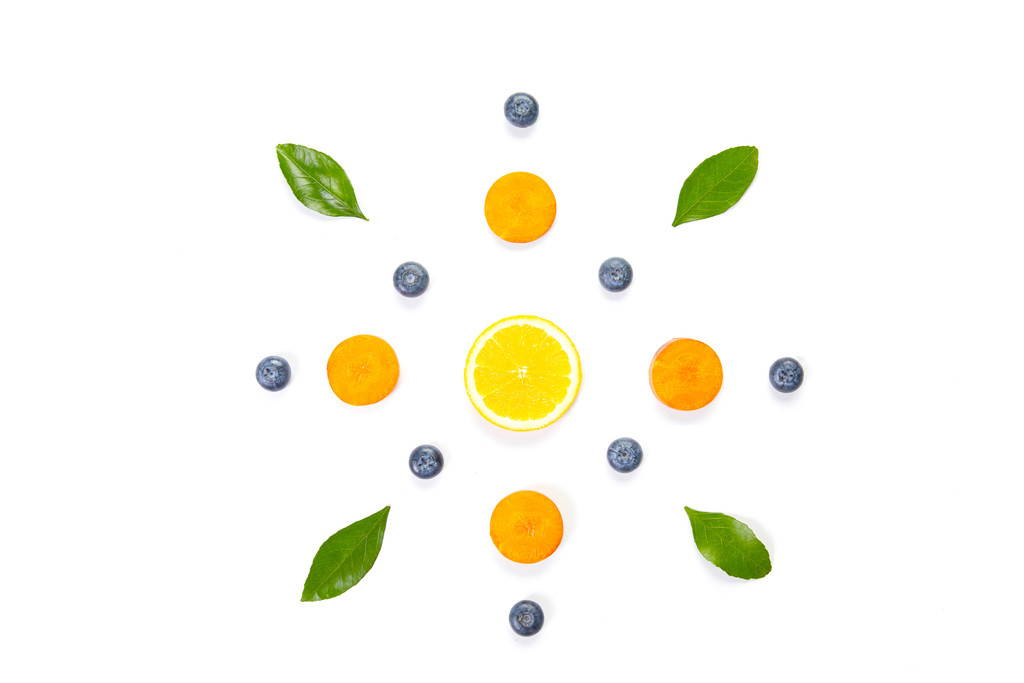 白底水果堆积摆放平铺背景图片