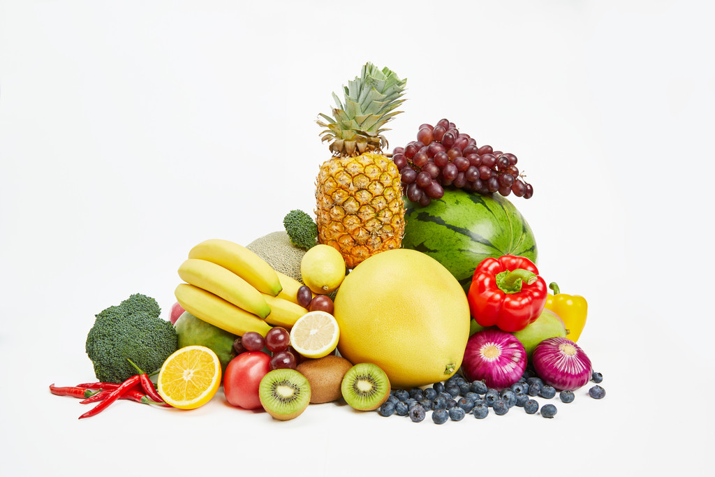 白底丰盛水果堆放背景图片