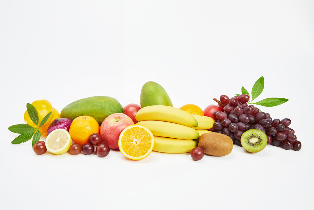 白底丰盛水果堆放背景图片