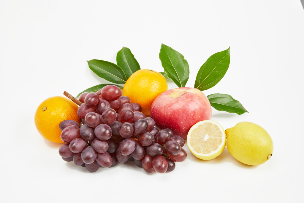 白底丰盛水果堆放背景图片