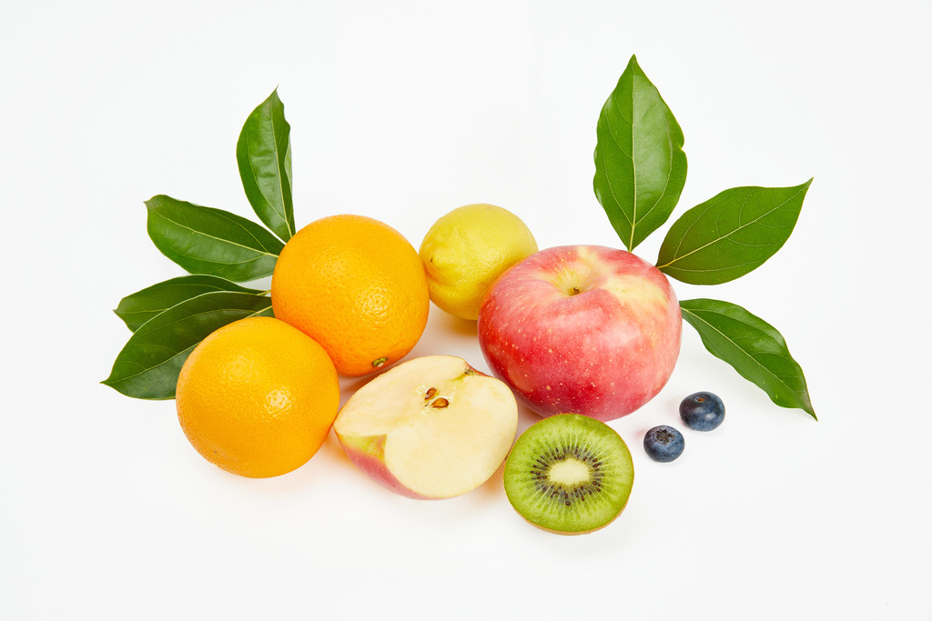 白底水果堆积摆放平铺背景图片