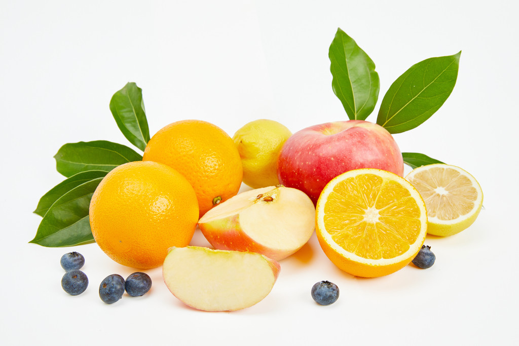 白底丰盛水果堆放背景图片