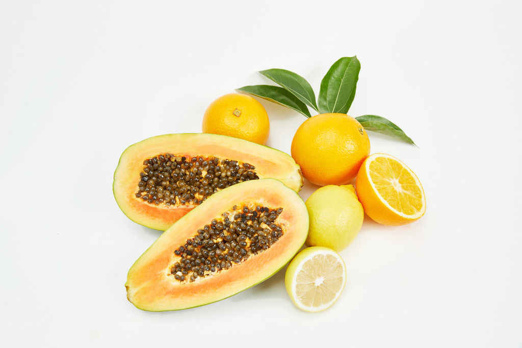 白底丰盛水果堆放背景图片