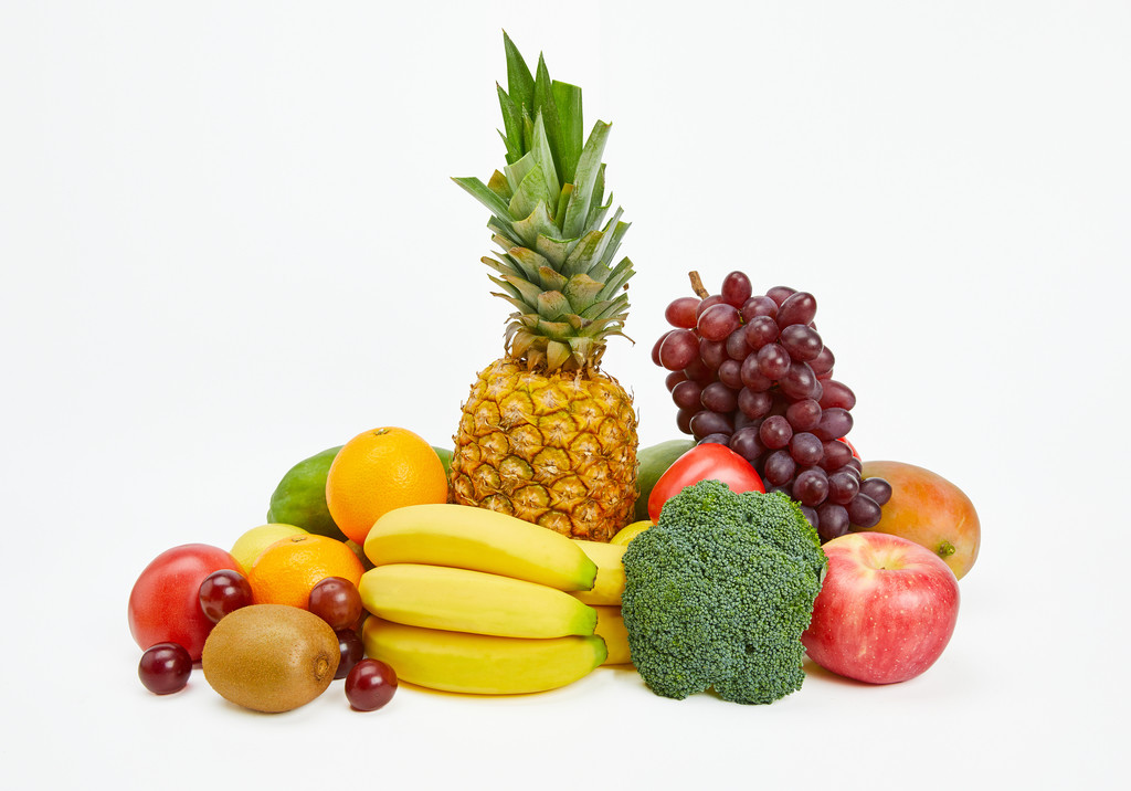 白底果蔬堆放背景图片