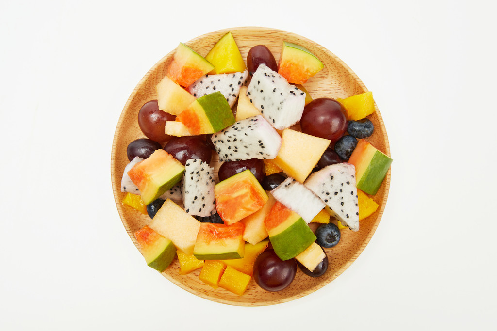 白底果盘水果沙拉背景图片