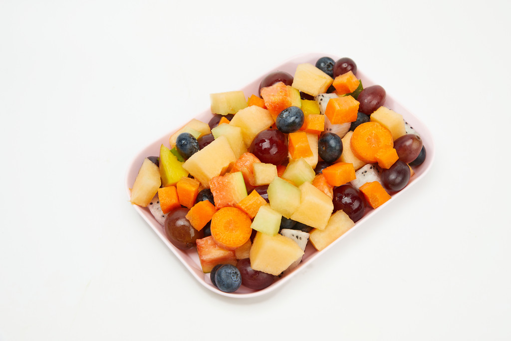 白底果盘水果沙拉背景图片