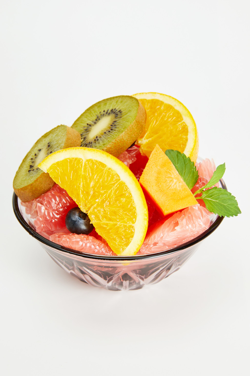 白底果盘水果沙拉背景图片