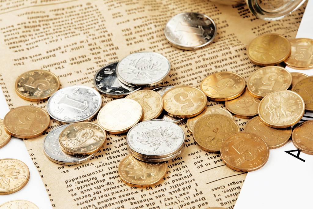 硬币堆放在桌上背景图片