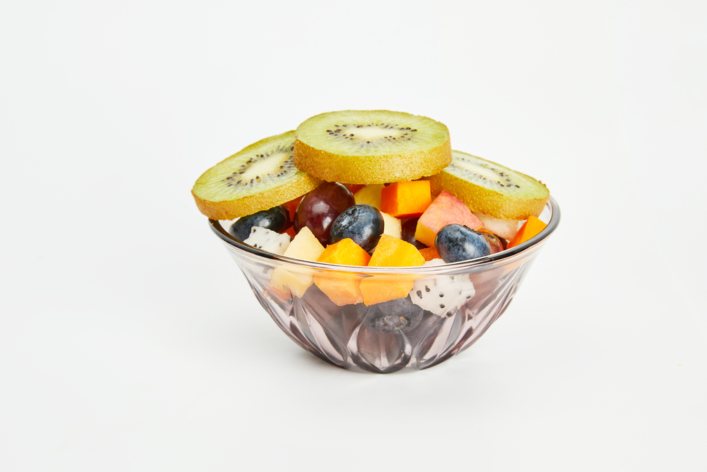 白底果盘水果沙拉背景图片