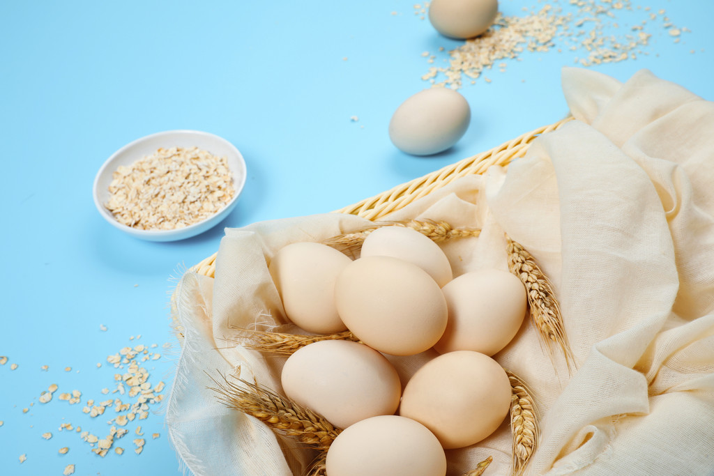 蓝底一篮鸡蛋背景图片