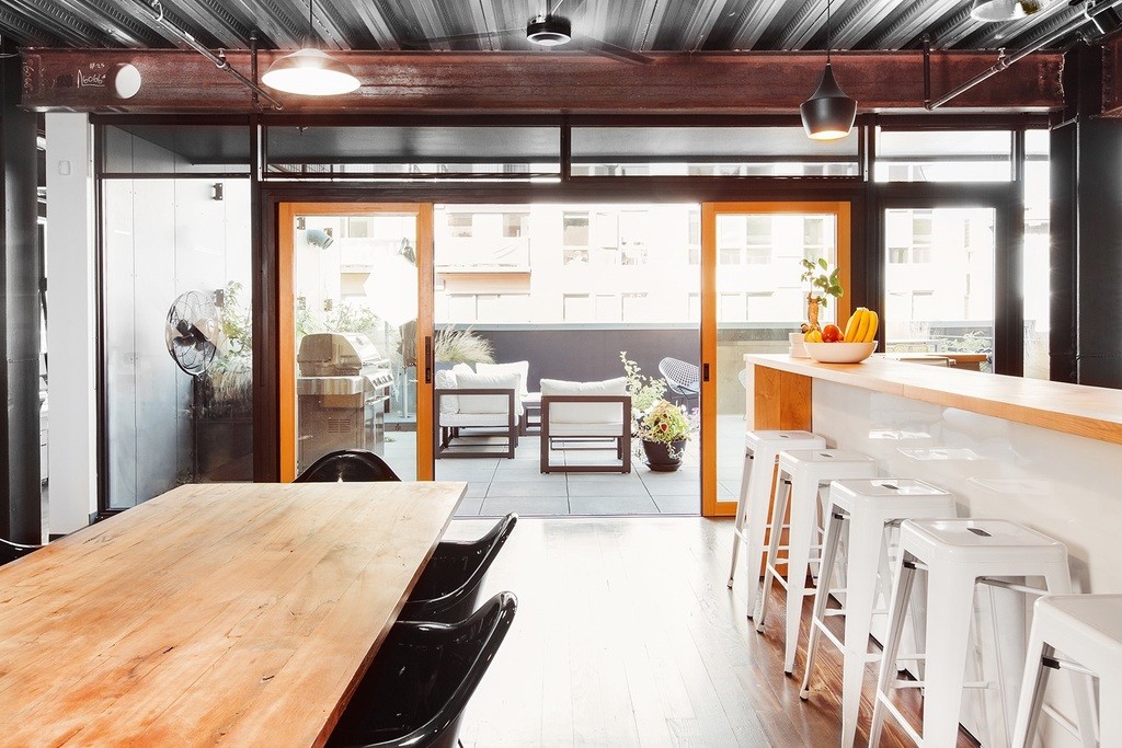 桌子干净整洁商务办公室背景图片