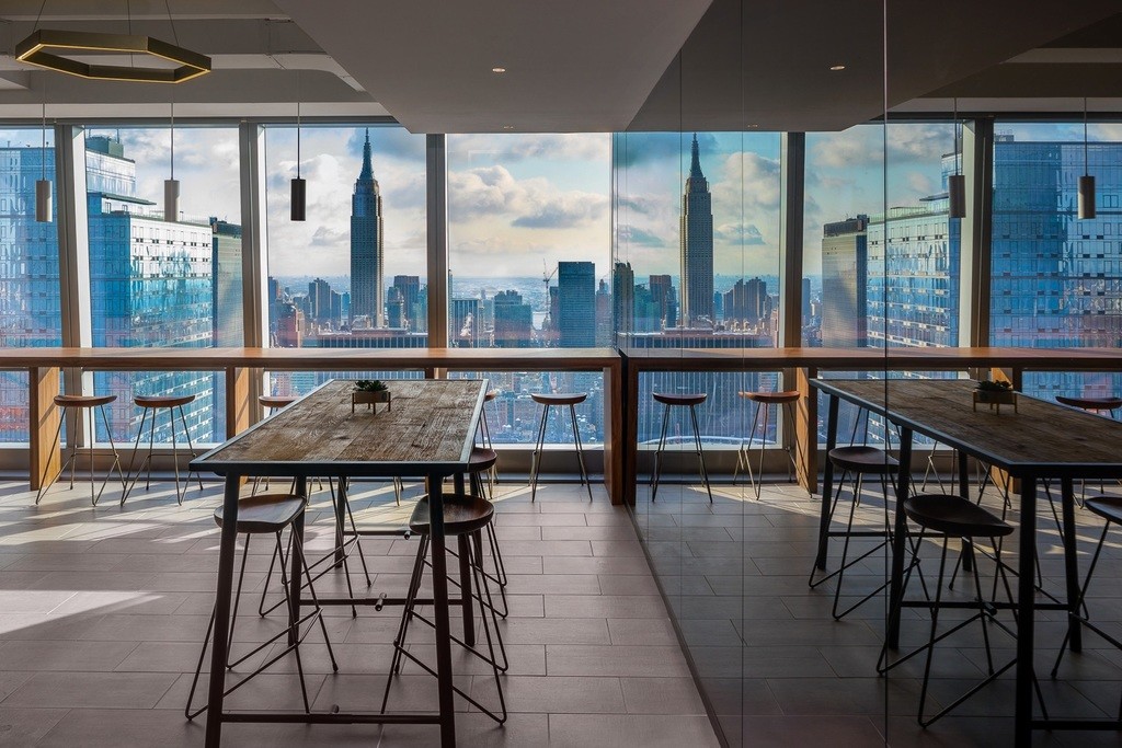 桌子干净整洁商务办公室家具背景图片