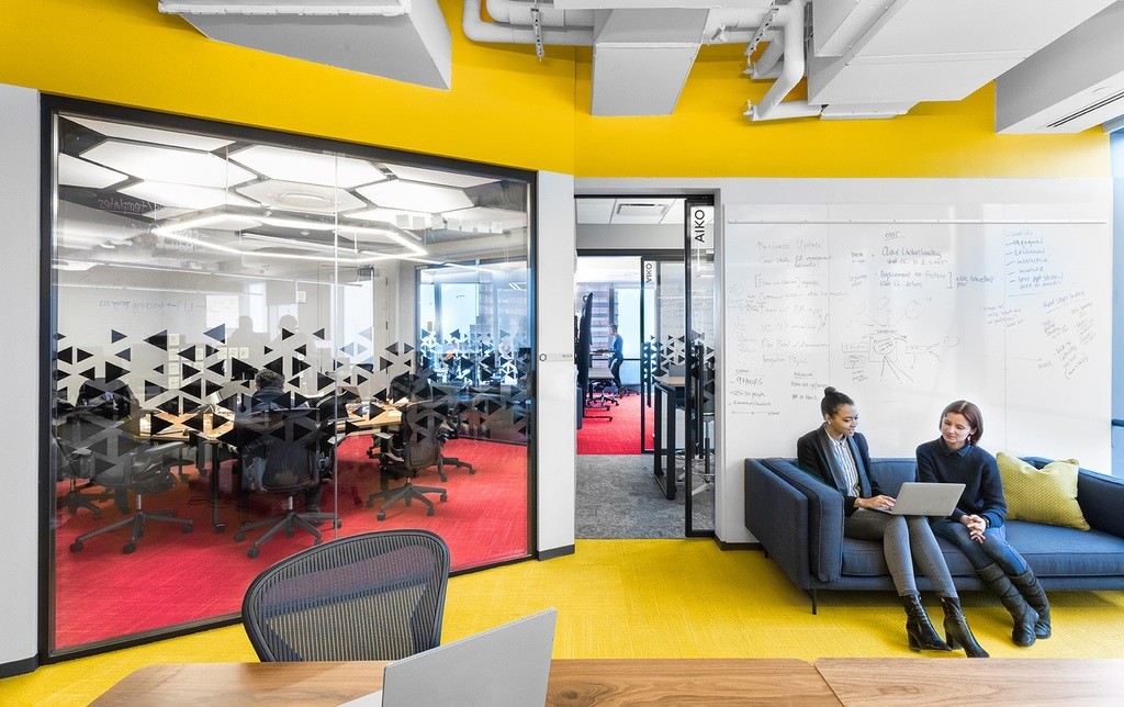 丰富色彩商务办公室背景图片