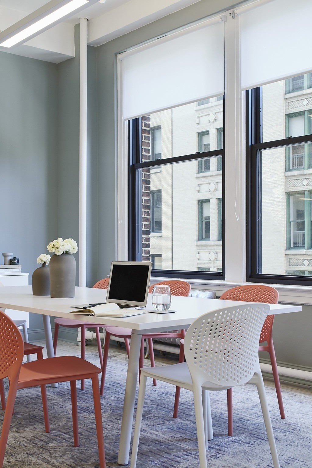 桌子清新干净商务办公室背景图片