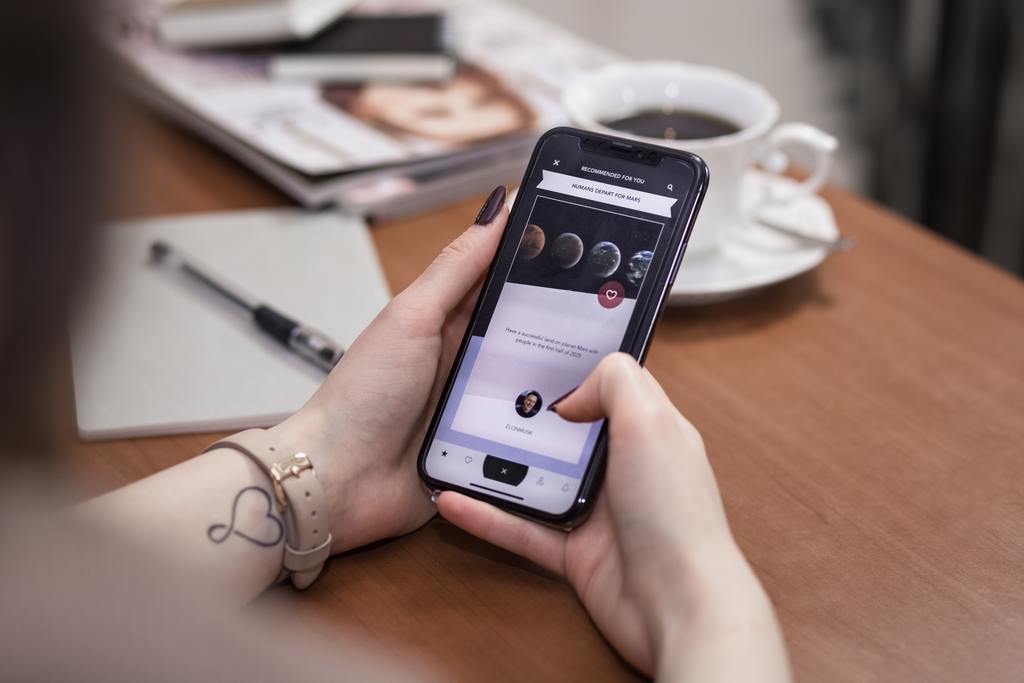 商务人士在办公室拿着手机背景图片